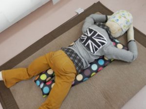 簡單實現孩子在不同的坐臥姿都能輕鬆自在的POYO頭枕式支撐墊