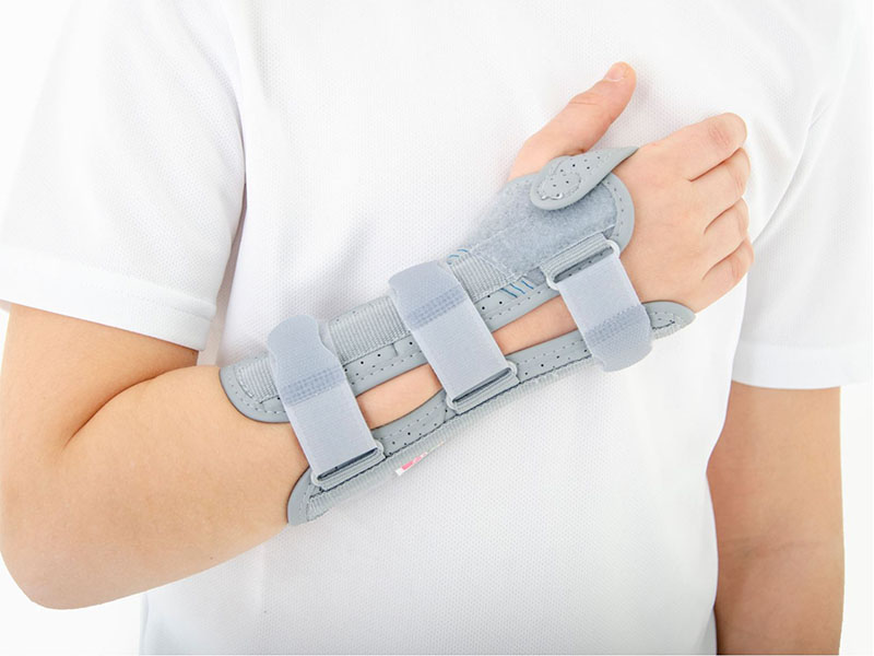 伊比三點強化式兒童專用腕部固定護具;腕部副木;肢體裝具